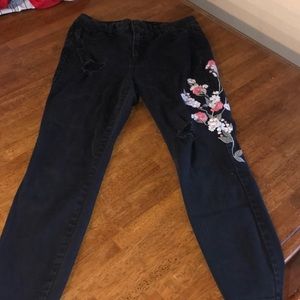 Black and flowered ripped jeans